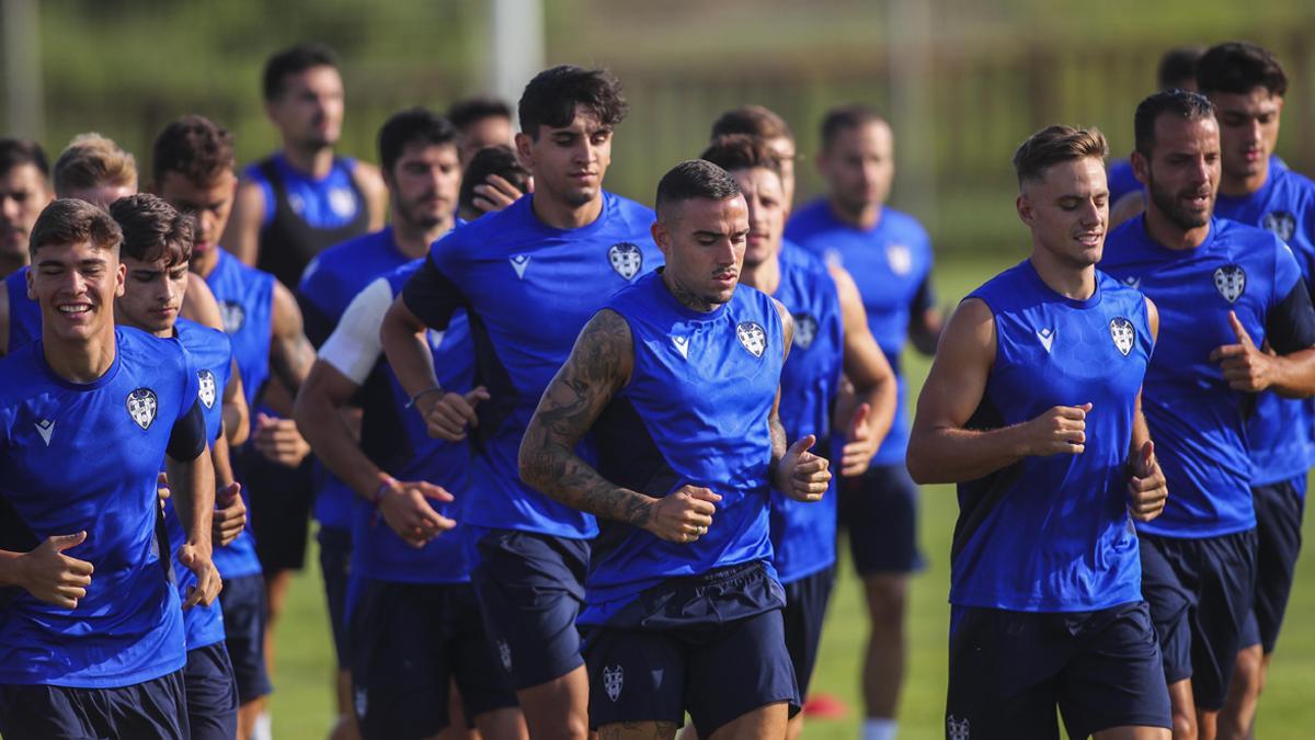 Jugadores del Levante UD, durante un entrenamiento