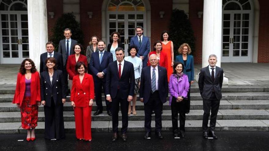 Foto de familia de Pedro Sánchez con sus ministras y ministros