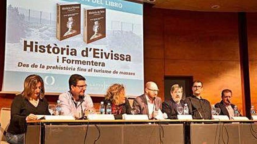 Presentación del libro &#039;Història d&#039;Eivissa i Formentera&#039; en el Club Diario de Ibiza el pasado abril.