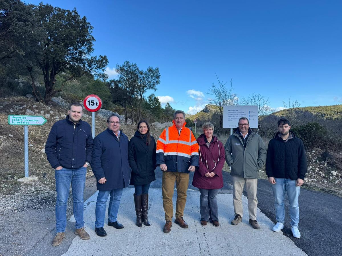 El vicepresident tercer i conseller de Medi Ambient, Infraestructures, Territori i Recuperació, Vicente Martínez Mus, ha visitat el municipi de Xert per a conéixer de primera mà els treballs de restauració de la xarxa bàsica de pistes forestals.