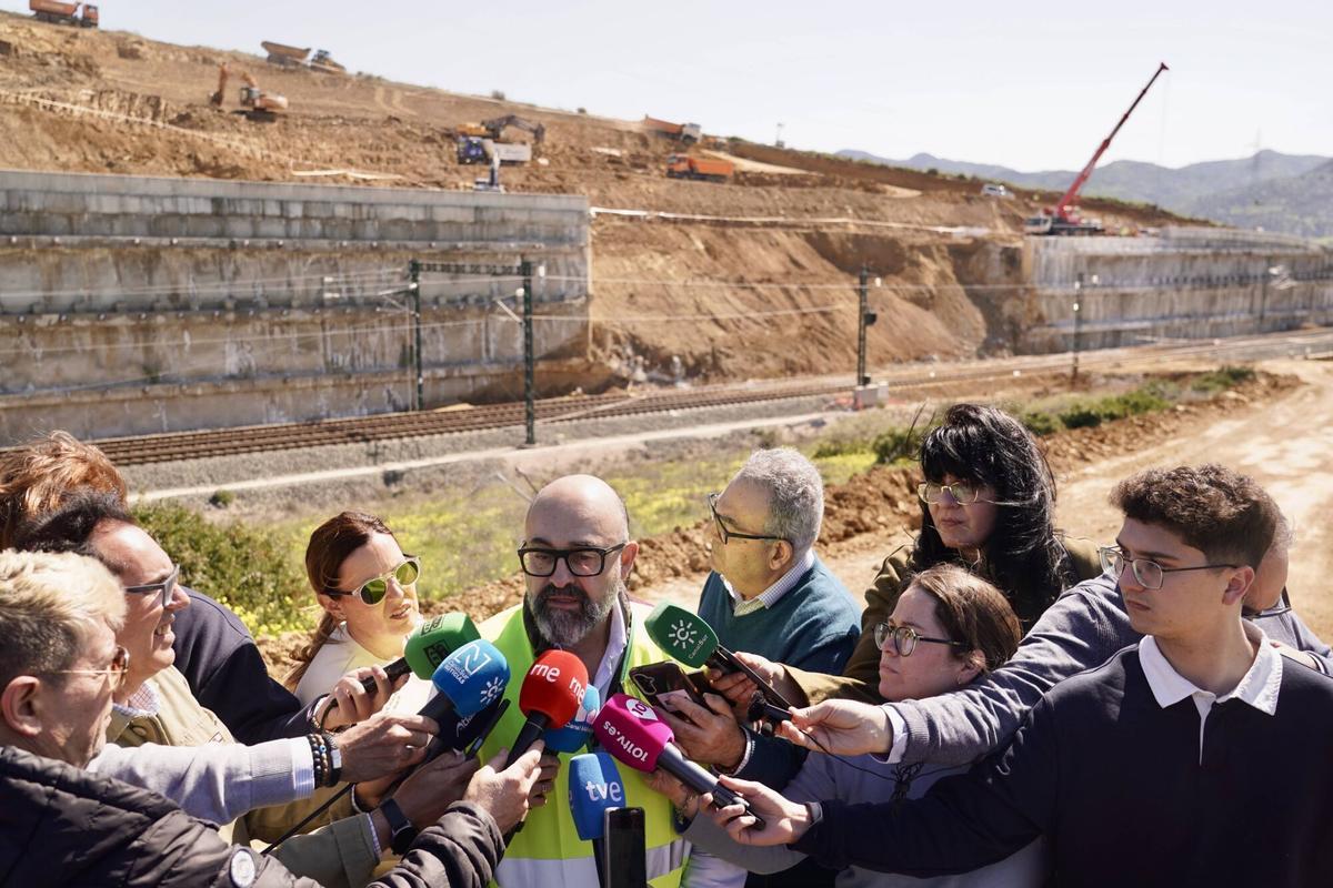 En Álora, el presidente de Adif, Pedro Marco de la Peña, visita los trabajos de recuperación de la línea de alta velocidad afectada por un desprendimiento de tierras a causa de la última borrasca