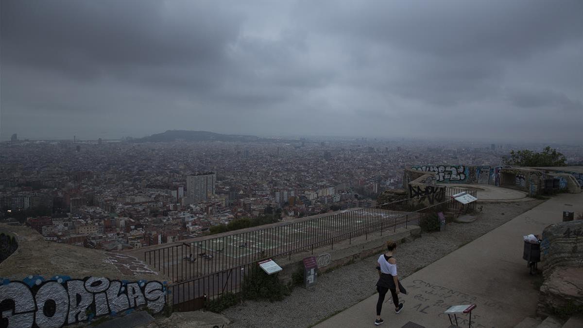 BARCELONA 28 04 2021  Barcelona Vistes de bcn desde turo Rovira durante la salida del sol  desde las 6h 30   Tema dia sobre la gran bcn metropolitana  etc     Dia muy encapotado  el sol no se ha visto FOTO de RICARD CUGAT