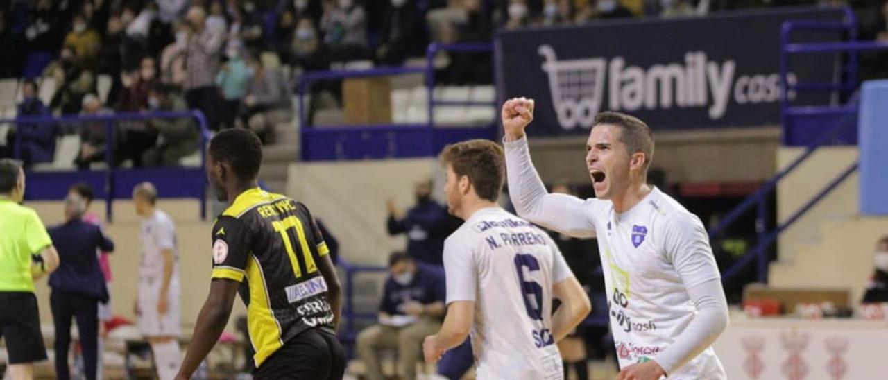 El cierre alicantino «Rubi» celebra el gol que anotó en la victoria ante O Parrulo. | PAULA CLIMENT