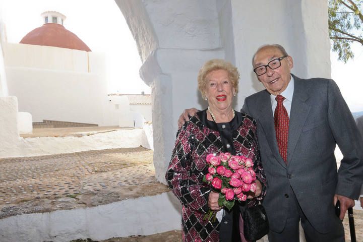 Ester Guasch y Manuel Otero renuevan sus votos matrimoniales en el Puig de Missa de Santa Eulària 75 años después de aquel 21 de diciembre de 1940