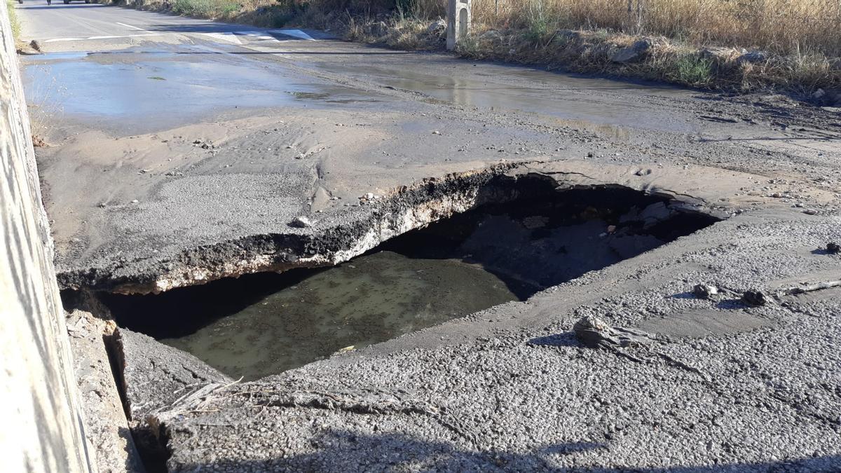 Imagen del socavón provocado por el vertido.