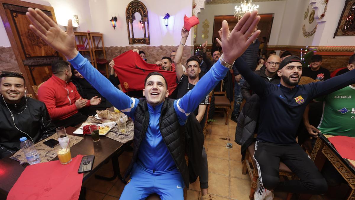 Seguidores marroquís celebran la victoria en el restaurante Rahma del Raval