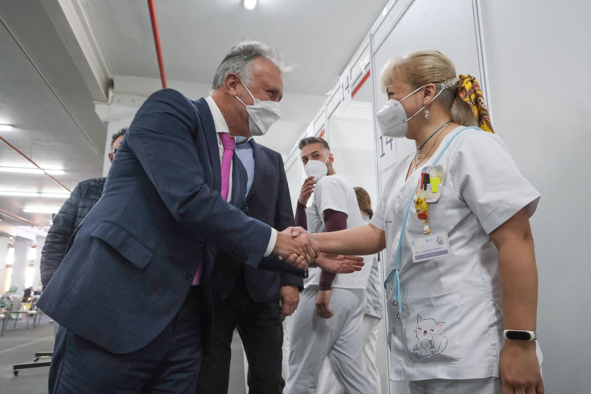 Ángel Víctor Torres y Blas Trujillo visitan el punto de vacunación de Infecar