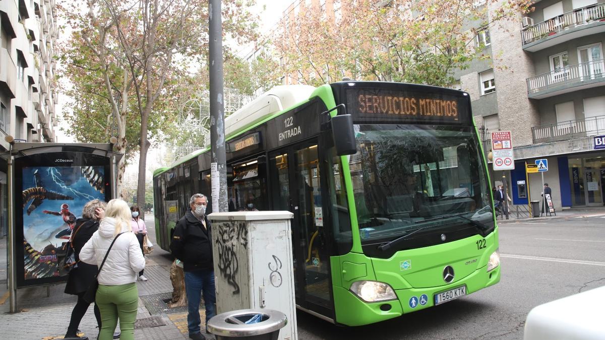 Autobús con el cartel de servicios mínimos este martes, en ronda de los Tejares.