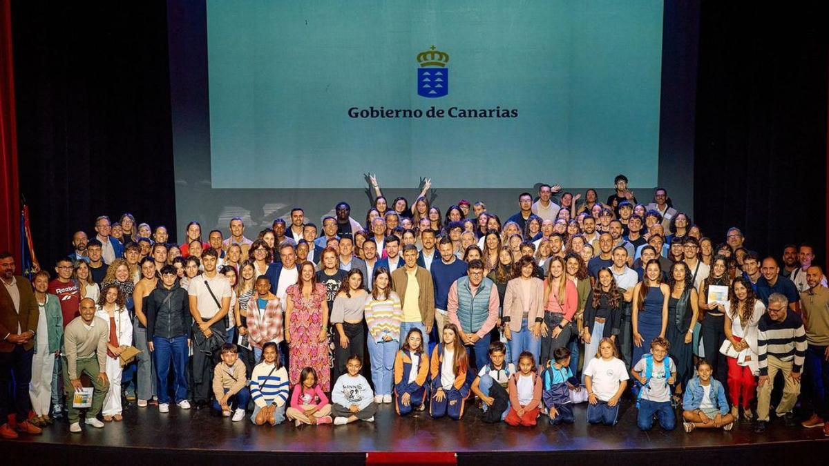 El alumnado premiado durante la mañana de ayer en el Teatro Leal.