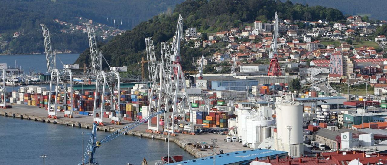 Vista general de la terminal de contenedores  de Guixar, pulmón económico del puerto vigués, con los silos  de cemento de Tudela Veguín en primer término.