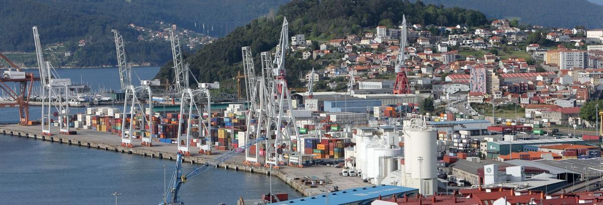 Vista general de la terminal de contenedores  de Guixar, pulmón económico del puerto vigués, con los silos  de cemento de Tudela Veguín en primer término.
