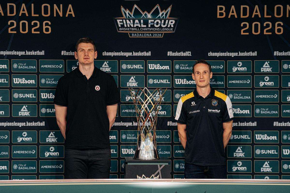 Huertas (d) junto a Gudaitis y el trofeo de campeón.
