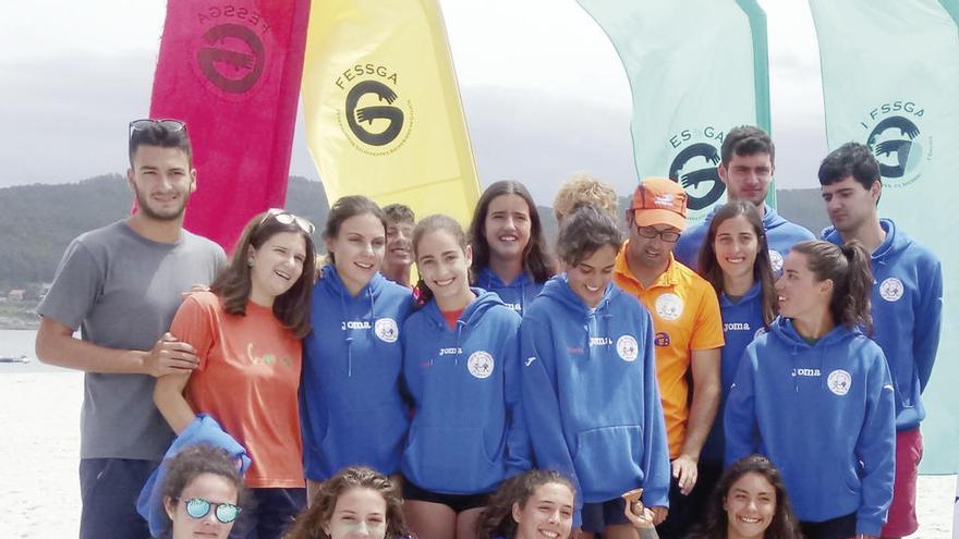 El CA Umia posa con el trofeo conseguido en el arenal de Laxe.