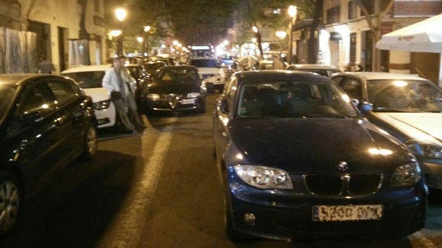 Un coche mal aparcado colapsa el tráfico en L´Eixample