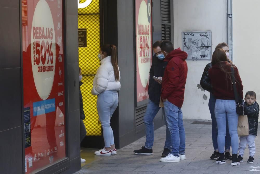 Sábado de sol, rebajas y terrazas antes de la entrada en vigor de las nuevas restricciones