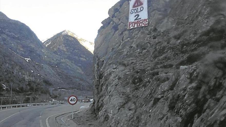 Las Cortes instan una solución para los bomberos provinciales