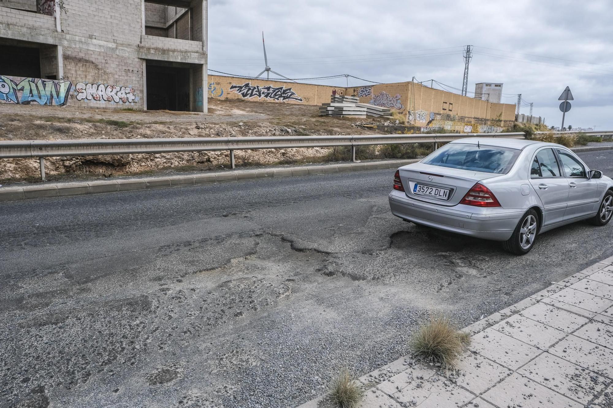 Socavones en el acceso a la GC-1 desde el polígono industrial de Salinetas