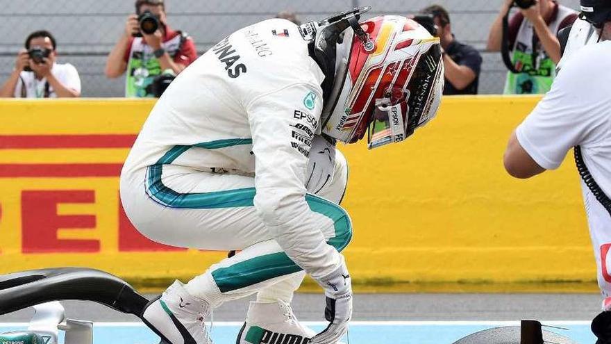 Hamilton, sobre su monoplaza tras lograr la &#039;pole&#039;.