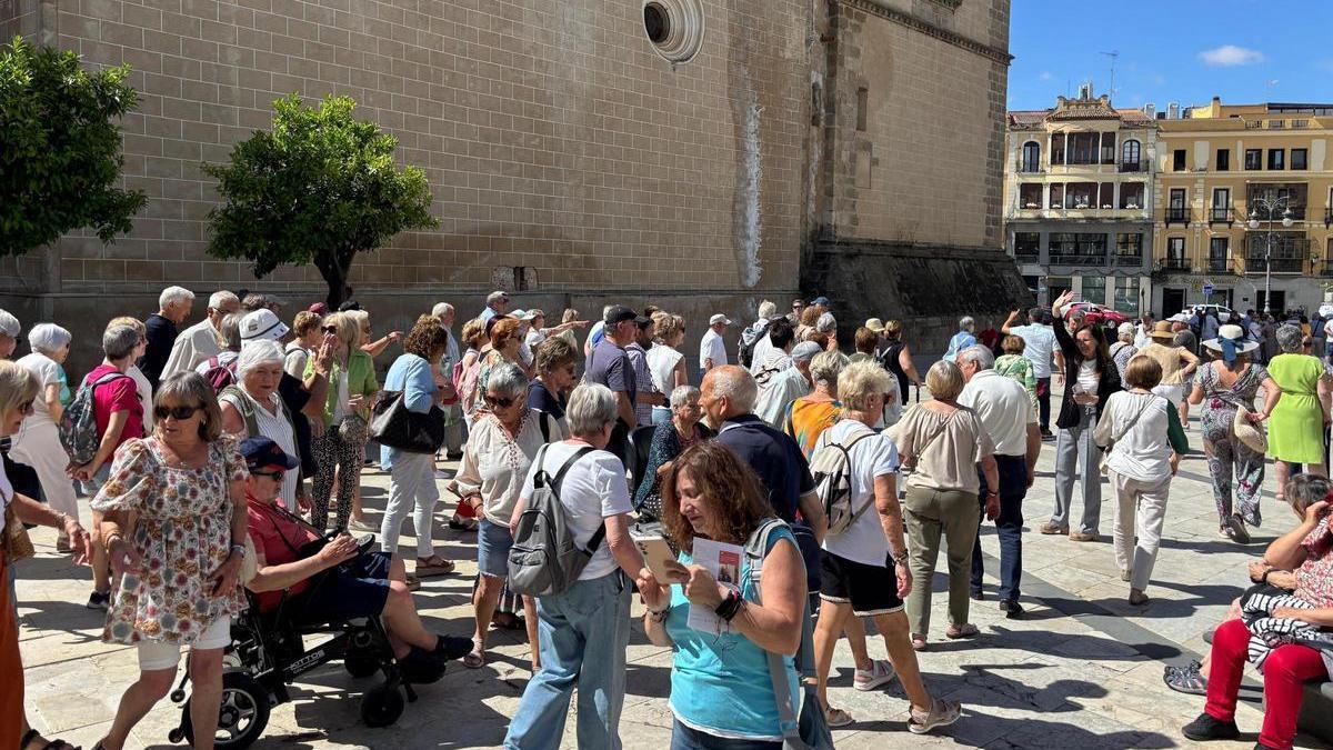 Un grupo multitudinario de turistas pasean por la plaza de España de Badajoz. Foto de archivo.