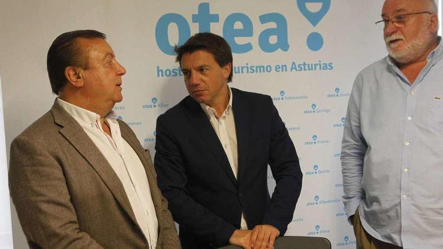 Por la izquierda, Juan Carnicero, José Luis Álvarez Almeida y Ricardo Álvarez, ayer, antes de la rueda de prensa en la sede de Otea-Gijón.