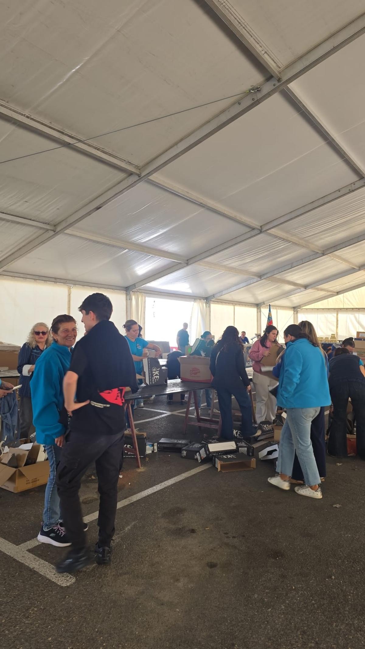 Miembros de la organización ultiman los preparativos en la carpa instalada en Logroño.