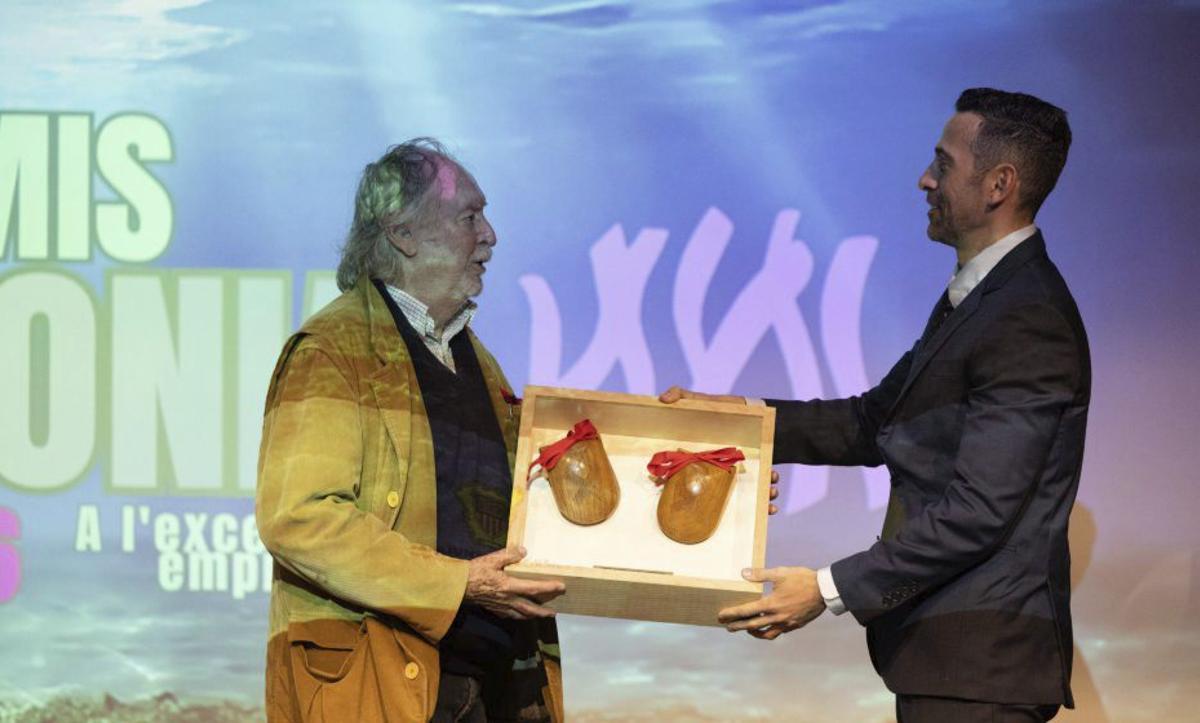 Foto de grupo de los premiados y las autoridades que acudieron al evento de los premios Posidonia.