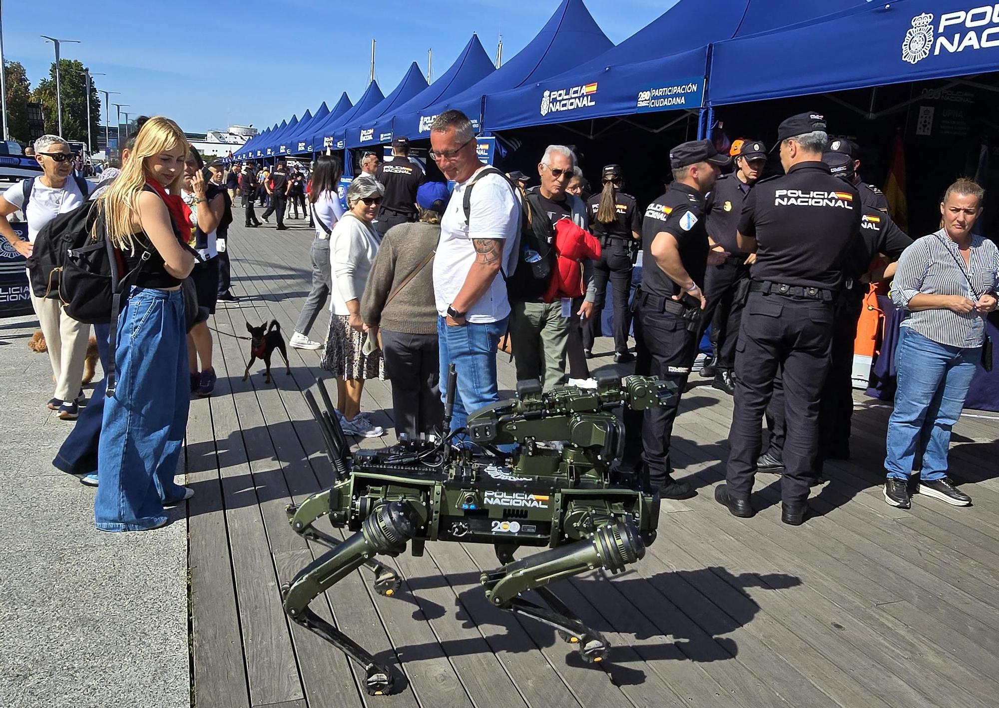 Los perros policía y el robot Sira, protagonistas en la "Exposición de Medios" de la Policía Nacional