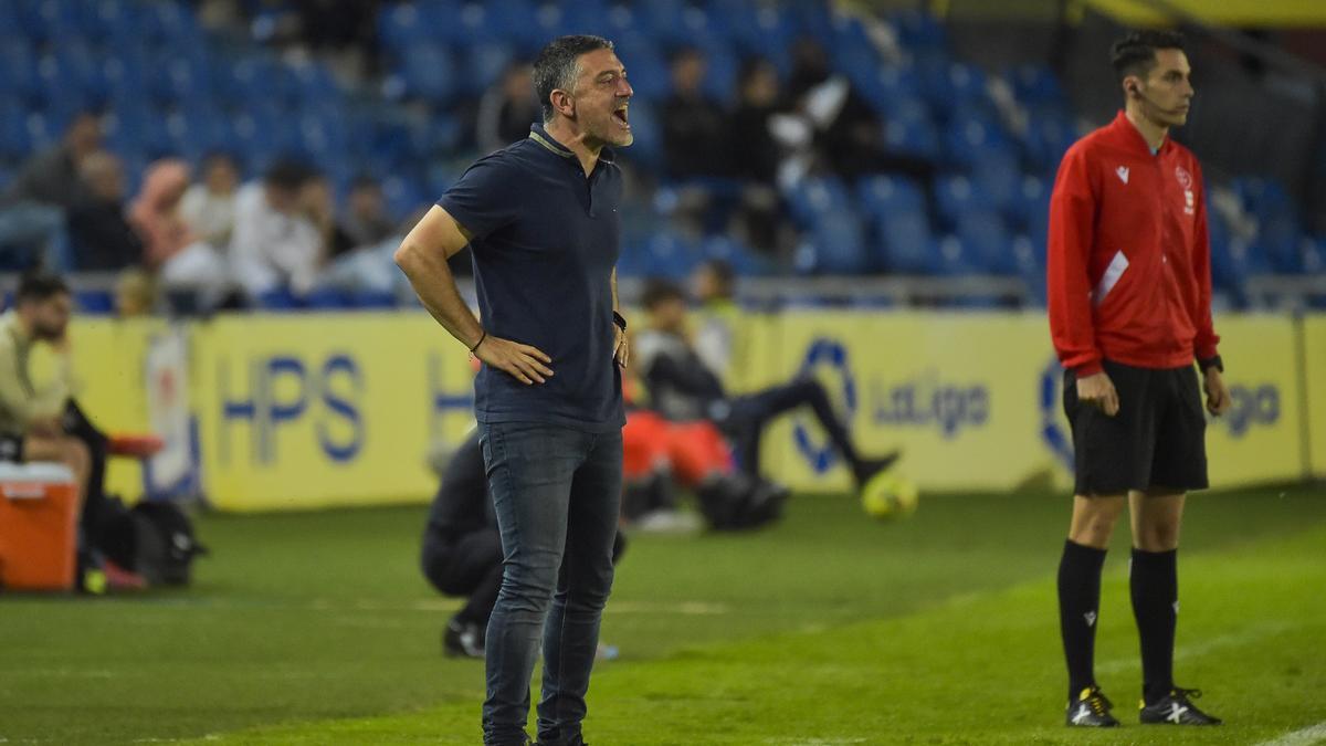 García Pimienta da instrucciones durante el partido liguero frente al Albacete