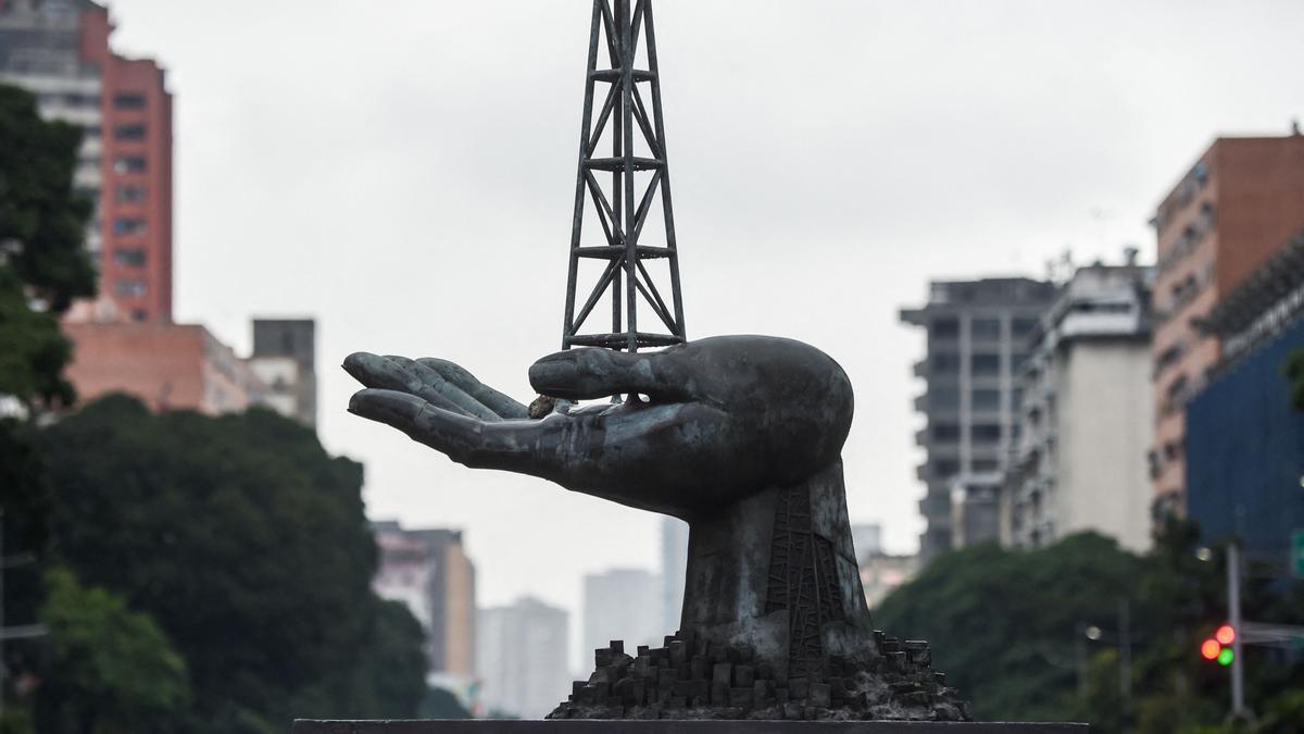 La escultura de paz delante de la sede de Petróleos de Venezuela, en Caracas.