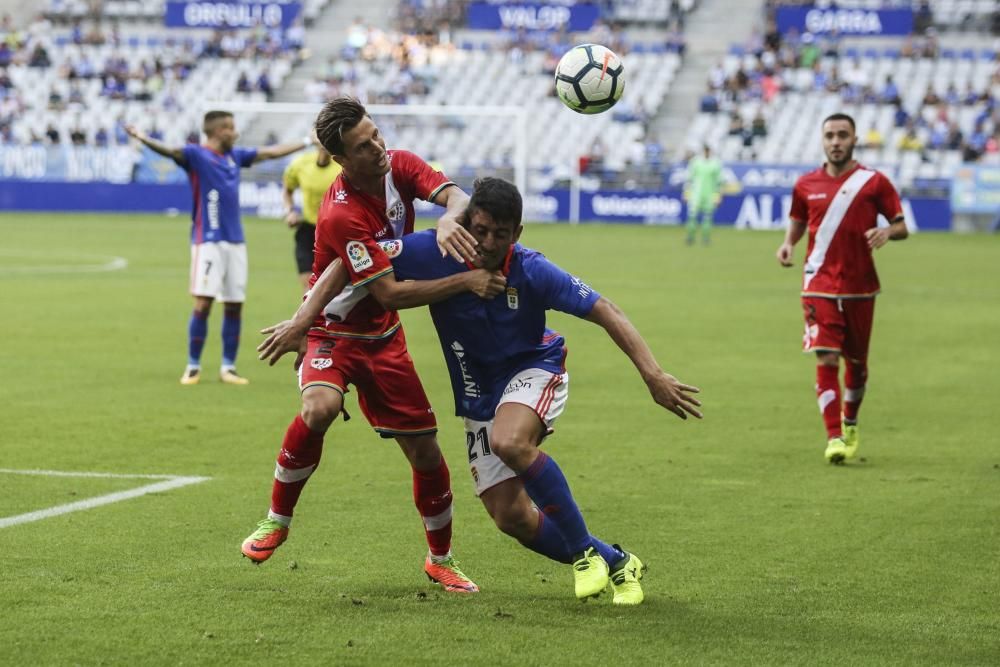 El partido entre el Real Oviedo y el Rayo Vallecano, en imágenes