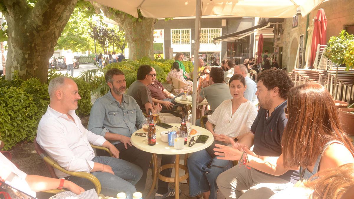 Alberto Varela, el candidato socialista a la reelección en Vilagarcía, se dejó ver ayer con uno de sus “jefes”, David Regades. Acudieron a la cafetería La Marina a la hora del vermú, antes de que el alcalde y alcaldable se centrara de lleno en disfrutar de la familia.