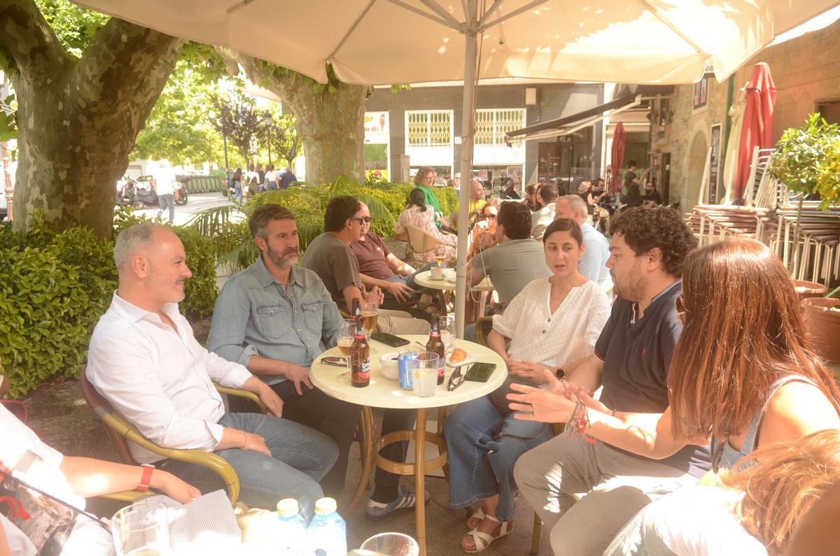 Alberto Varela, el candidato socialista a la reelección en Vilagarcía, se dejó ver ayer con uno de sus “jefes”, David Regades. Acudieron a la cafetería La Marina a la hora del vermú, antes de que el alcalde y alcaldable se centrara de lleno en disfrutar de la familia.