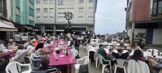 Luanco saca las mesas y los manteles a la calle