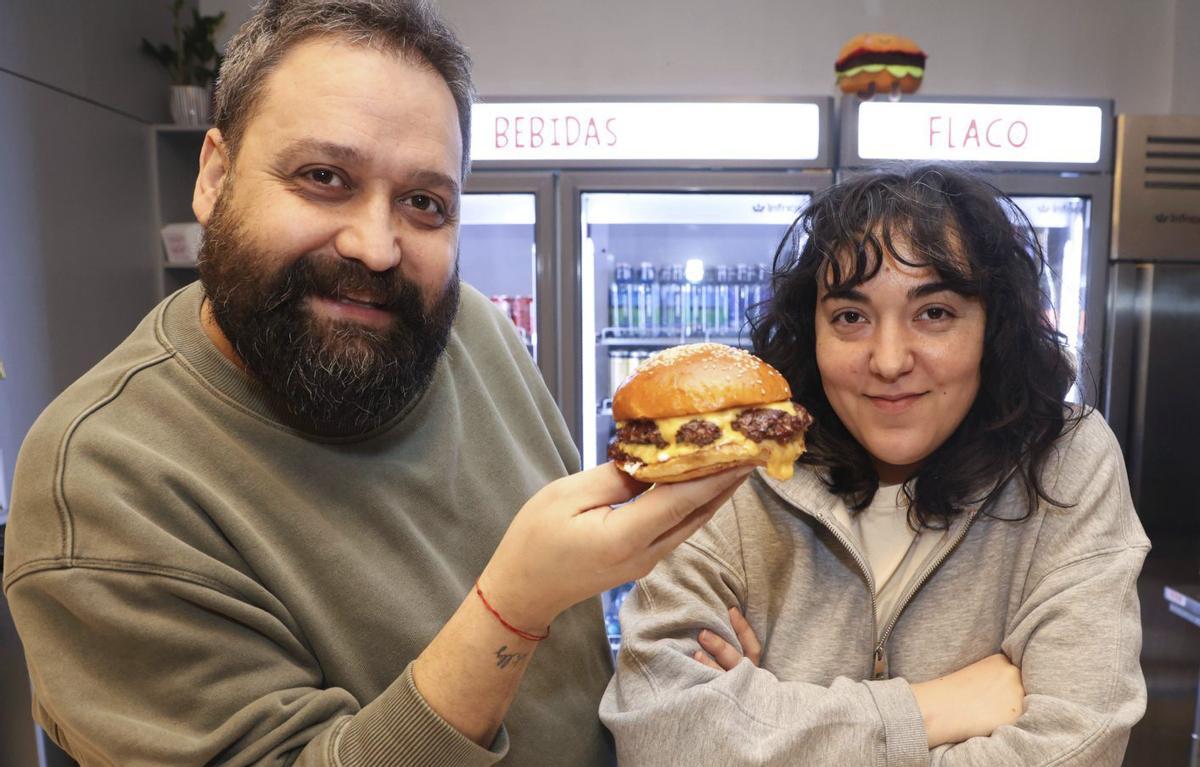 Gonzalo Pose y Vanesa Gómez, responsable de Flaco en Santiago de Compostela.