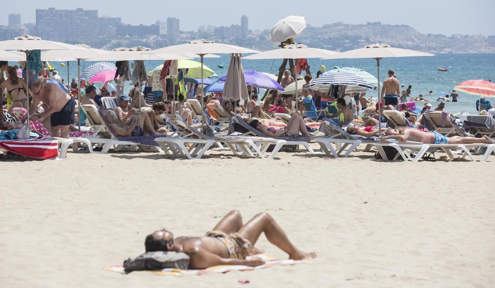 La playa del Postiguet repleta de gente