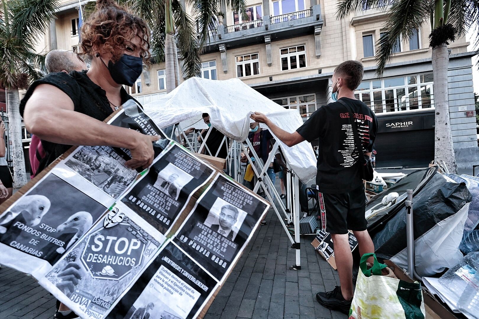 Traslado de la acampada de la plataforma antidesahucios en Santa Cruz