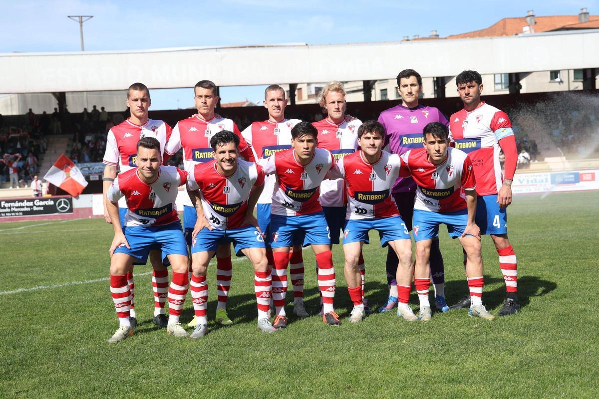 Once titular del Arosa ante el Somozas con Pacheco con el brazalete de capitán.