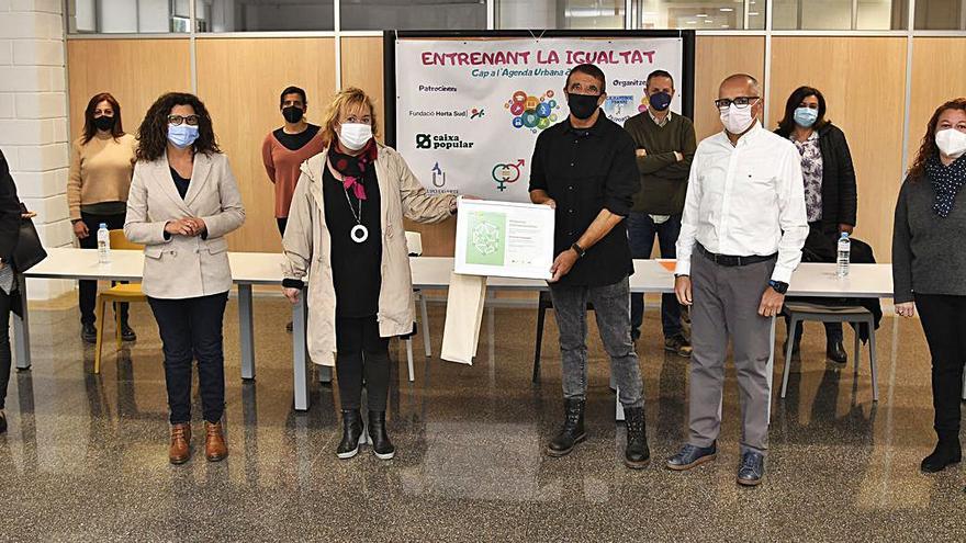 Todos los protagonistas del convenio durante su firma en el polideportivo de Paiporta. | A.P.