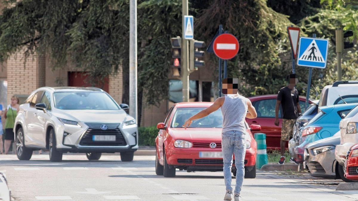 Un ‘gorrilla’ del aparcamiento del Hospital dirigiendo a los coches. ERIK PRADAS/LANCER PRESS