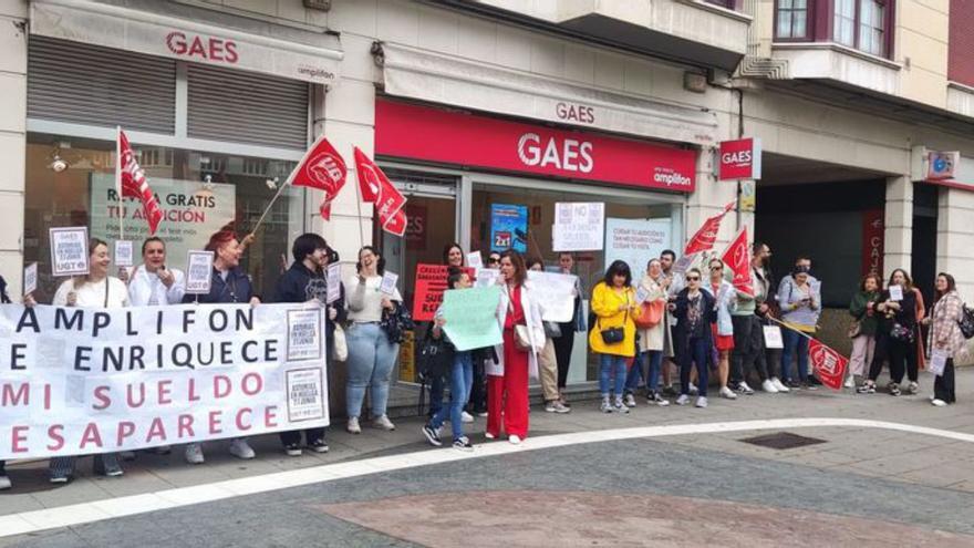 Protesta de trabajadores de Amplifon en Gijón.