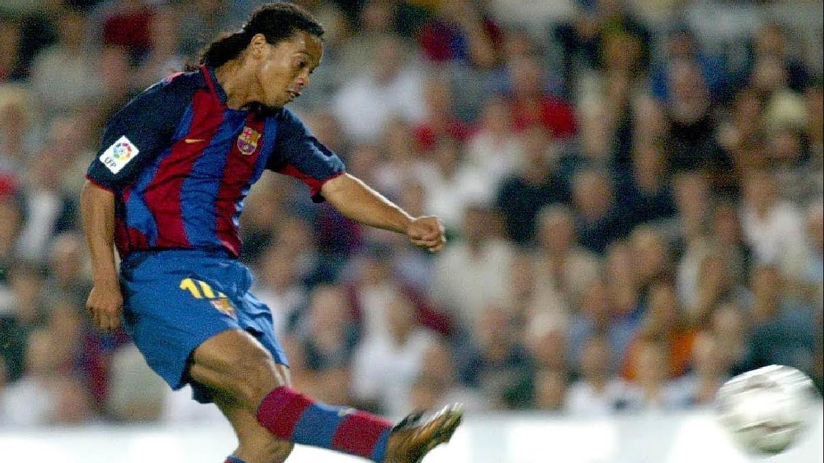 El golazo de Ronaldinho frente al Sevilla en su debut como azulgrana en el Camp Nou