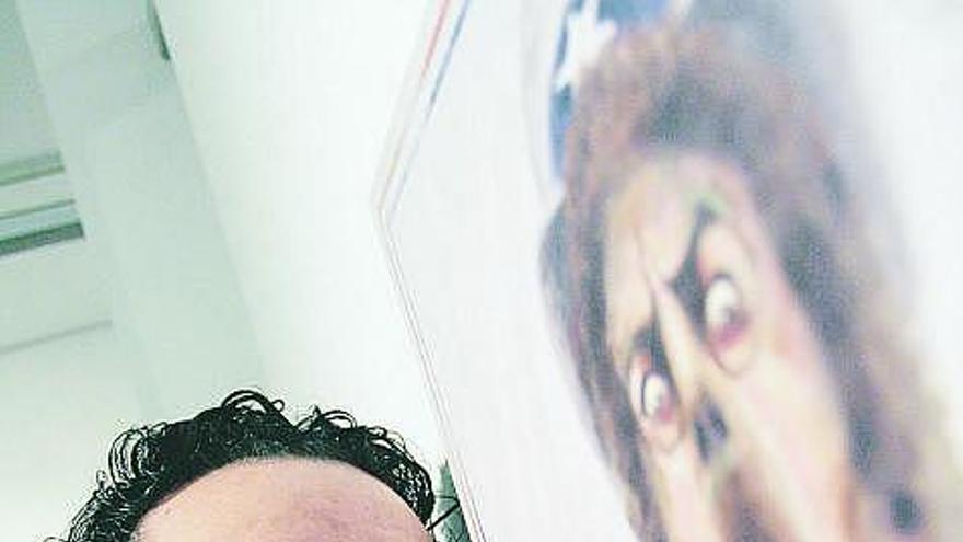 Gabriel García, ante uno de los carteles que muestra en la sala Borrón.