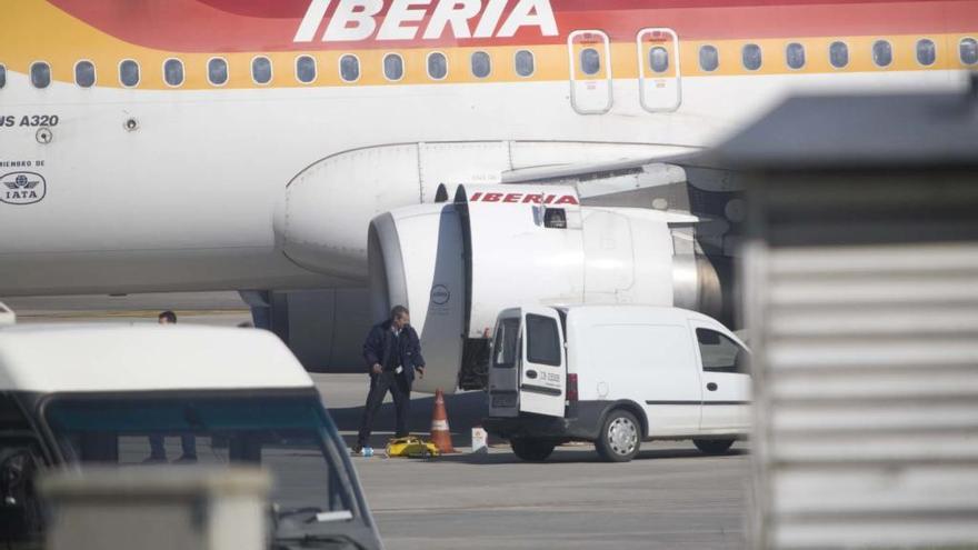 Un avión de Iberia averiado.