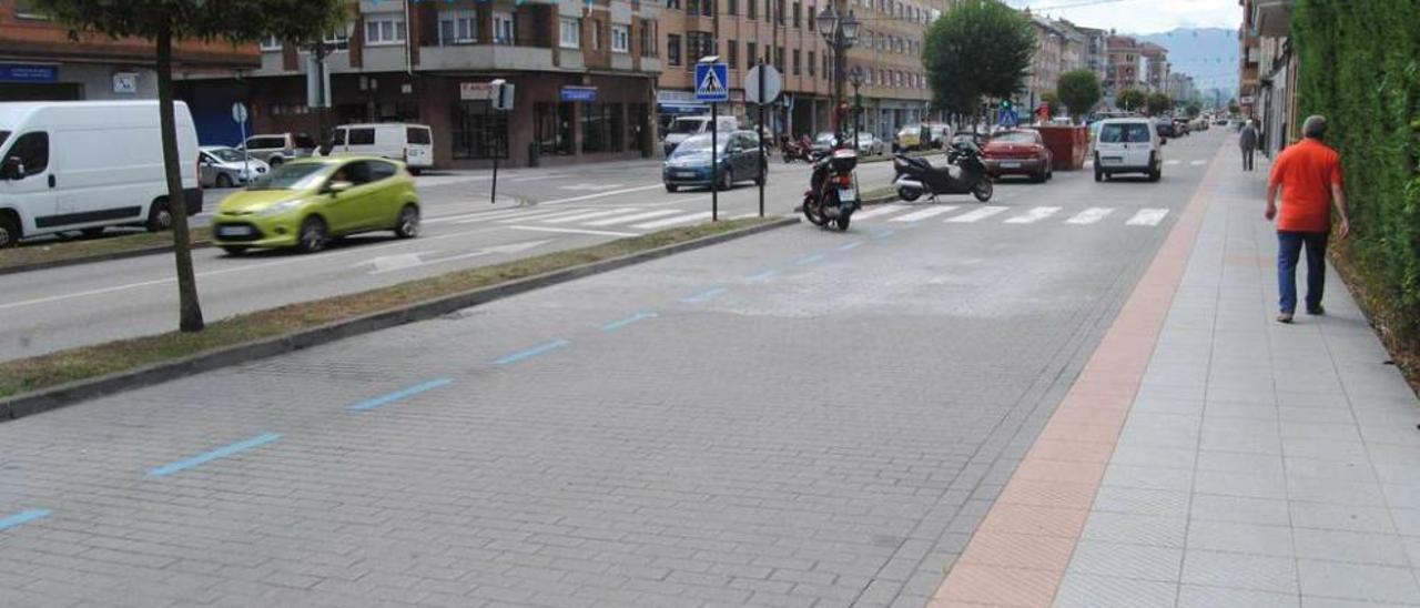 La zona azul en un tramo de la avenida de Gijón, con las plazas de aparcamiento vacías.