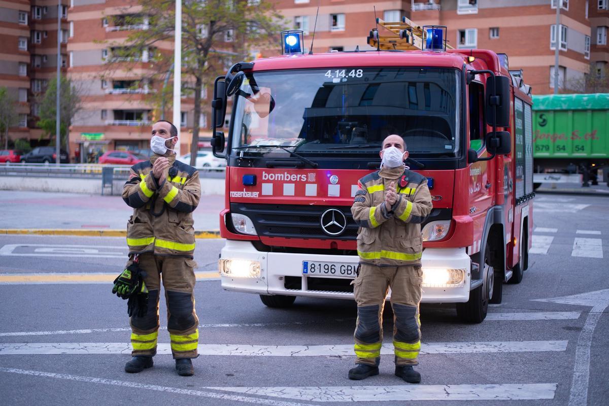 S’adorm amb un cigarro encès, crema la casa i el desperten els bombers