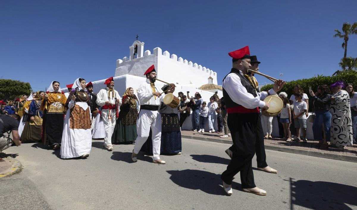 El desfile y la procesión tendrán lugar después de la misa. |  | VICENT MARÍ