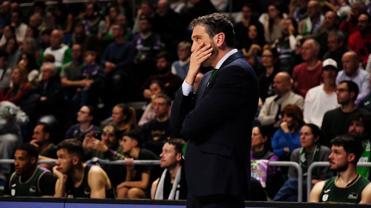 Ibon Navarro, pensativo durante la derrota del Unicaja ante La Laguna Tenerife.