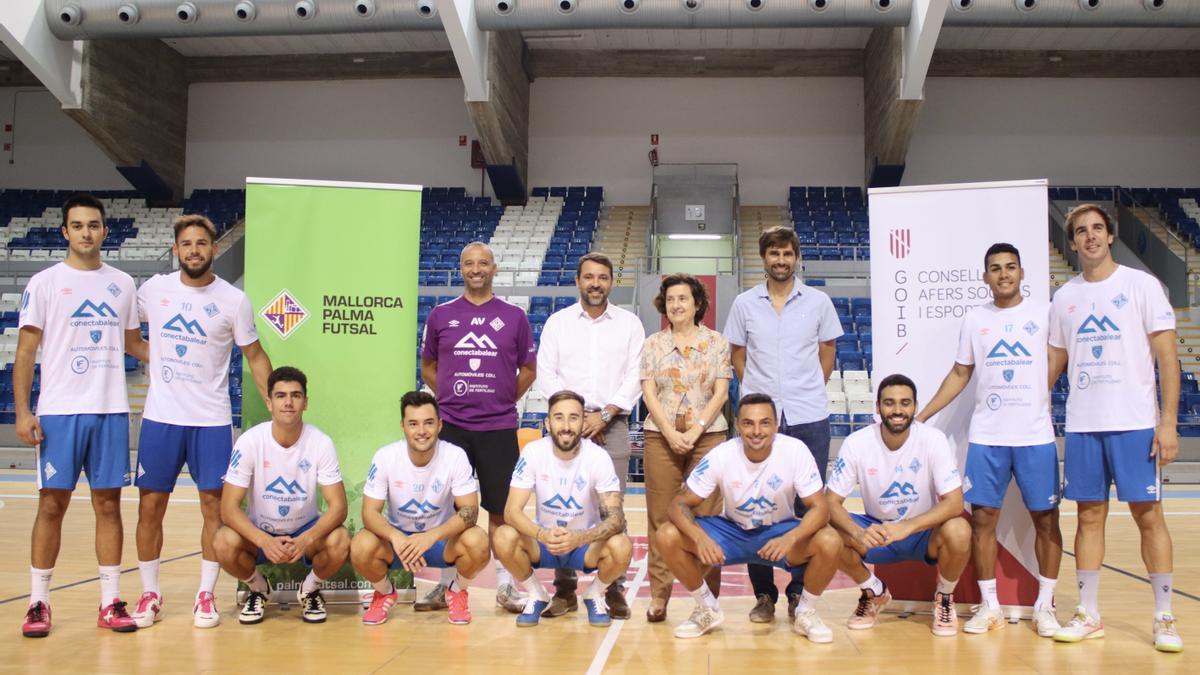 La consellera Fina Santiago, Carles Gonyalons, José Tirado y la plantilla del Palma Futsal