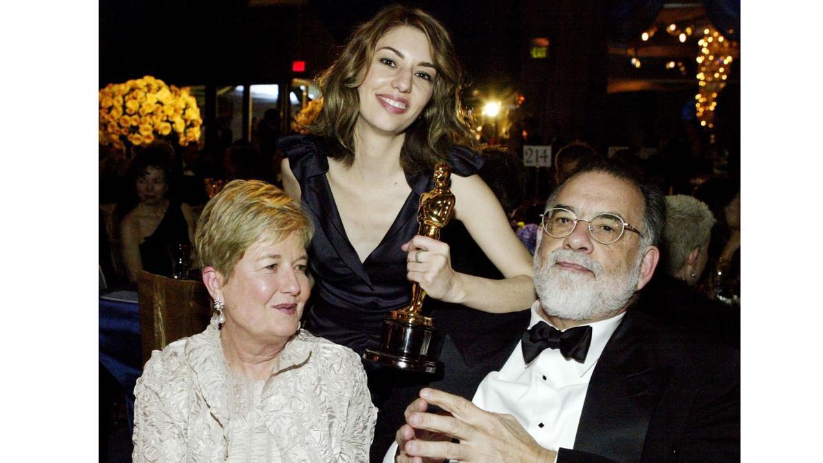 Sofia Coppola junto a sus padres tras recoger el Oscar al Mejor Guión por 'Lost in Translation', en 2004.