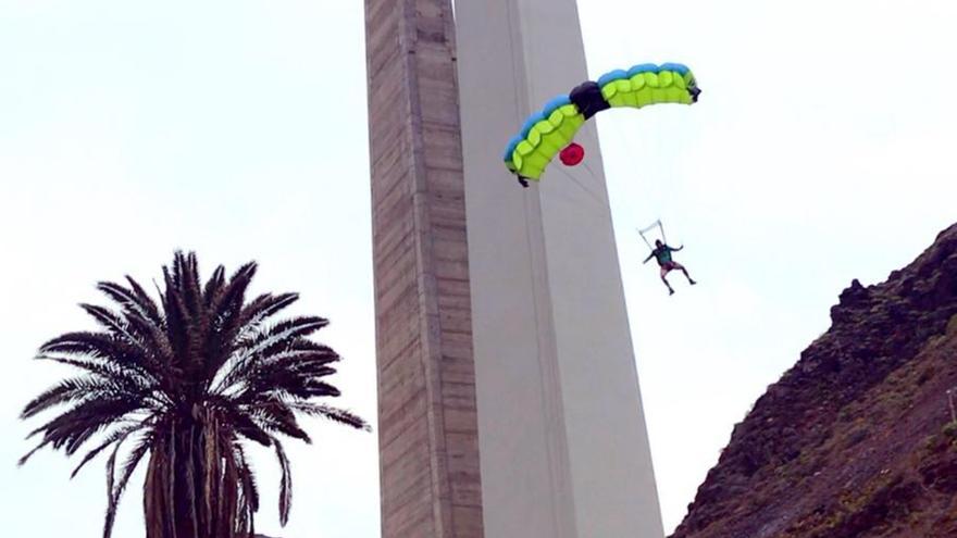Impresionante salto en paracaídas desde lo alto del puente de Silva
